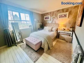 Village boutique retreat with cooked breakfast - Image 1