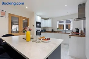 Tilly's Townhouse With parking - Image 4