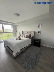 Oakville Townhouse Amazing Rooftop - Image 1