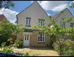 Oxford four-Bedrooms detached house with driveway parking - Image 1