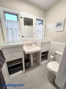 Glamorous Getaway: Exclusive 1BR LA Hotspots - Image 4