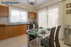 Villa Love - 3BR Romantic Retreat near Coral Bay Beach - Image 3