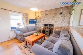 Stylish Cottage with Hot Tub & Countryside Views - Image 2