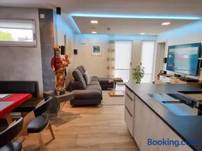 Glamour Lifestyle Apartment 5 - Image 5