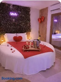 Love Room médiévale avec balnéo 32 jets & lit rond - Image 4