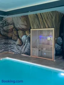 Logement @ 10 personnes avec piscine intérieure 31 degrés zoo de la FLECHE 24 h du Mans - Image 1