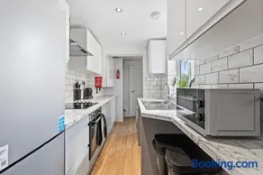 4 Bedroom, 2 Bath in NewCastle Town Centre - Image 3