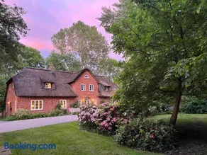 Dachgeschosswohnung Warft Simmerdeis in Reetdachhaus mit parkähnlichem Garten - Image 2