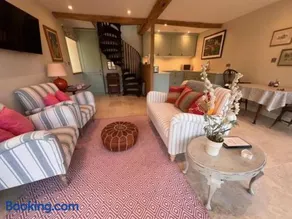 Idyllic secluded hideaway with countryside views on the edge of the Cotswolds - Image 2