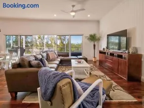 Hamptons House On Fraser Coast - Image 2