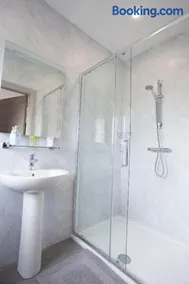 Causeway guest accommodation - Image 5