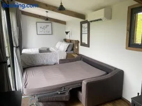 1 Bed Hut - Sleeps 4 - Pets - Parking - Image 2