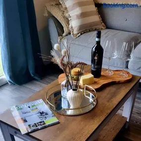 19 the Coombe Charming, 2-Bedroom Family Chalet with Parking, Near Bude Beaches - Image 1