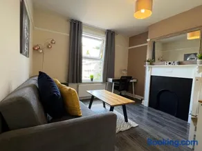 Comfortable King Bed - Location - Contractors - Family - Parking - Image 4