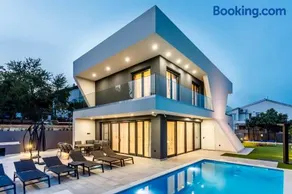 Villa Skyline- near beach and city center with heated pool - Image 4
