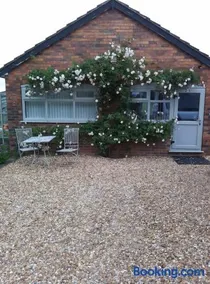 The Garden Room, 1 Heath Cottage - Image 4