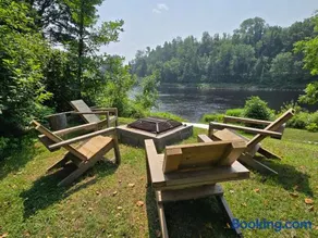 Chalet en Bois Rond au bord de l'eau - spa privé & billard - Mauricie, Portneuf - Québec - Image 2