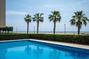 AT108 Comunidad con piscina en primera línea de la playa - Image 1