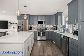 Updated Spacious Home & Hot Tub - Image 2