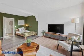 MAISUITES Sperling - Zentrale Ferienwohnung mit Boxspringbett, Kaffeevollautomat, WLAN & seitlichem Seeblick - Image 3