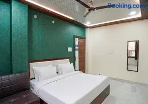 Hotel Oasis Inn -100 feet Road - Image 2