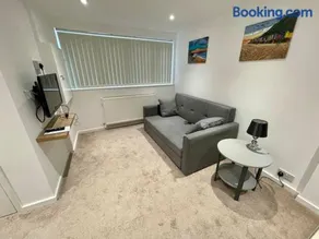 *Close to Beach* One Bedroom Suite with Parking - Image 1