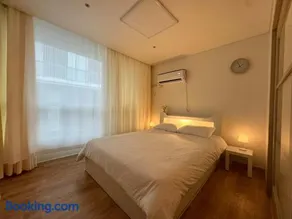 Healing stay just 3 minutes on foot from Gwanghwamun, within walking distance to Myeongdong, Gyeongbokgung, and Insadong - Image 2