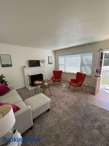 Entire Home by Newport Beach, Disneyland and SNA! - Image 2