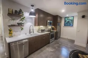 2 Bedroom Getaway Near Downtown - Image 2