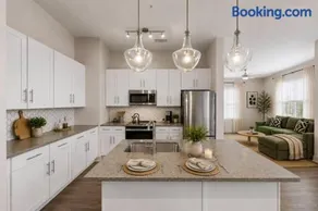 Stunning Las Colinas 2BR Pool, Gym, Balcony - Image 2