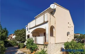 Stunning Apartment In Mandre With Wifi - Image 5