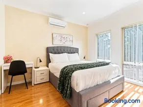 3BR 2 BTH No Stairs Aircon Big Athelstone Home - Image 5