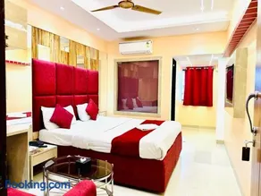 Hotel Vashi Inn - Image 1