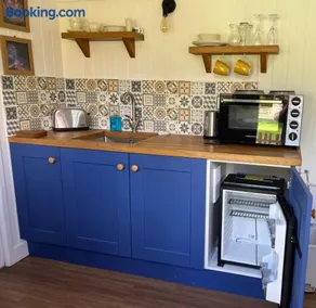 Shepherds Hut with Hot Tub - Image 3