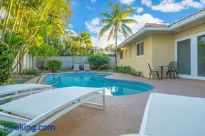 Stunning 4 Bedrooms House with Pool 6 minutes to the Ocean - Image 2