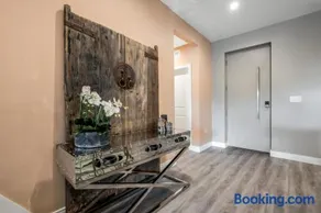 Elegant Luxury Townhouse Near Disney Parks - Image 5