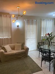 Comfy, Spacious Apartment near the beach - Image 1