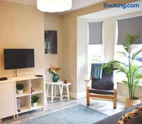 Three Bedroom City Home with Garden - Image 4