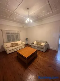 Affordable Queen Room in Convenient Location - EW3 - Image 3