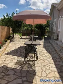 Petros Rooms & Apartments - Image 2