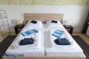 Stilvolle Altbauwohnung in zentraler Lage - Image 1