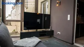 Modern Black Studio Apartment 4 mit Balkon - Image 3