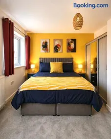CHARMING VILLAGE HOME, stylish interior, FREE PARKING for 2 cars, private rear garden, 2 DOUBLE BEDROOMS and easy access to M1 - Image 4
