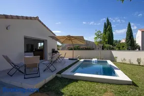 Villa de plain-pied au centre du village avec piscine privée - Image 2
