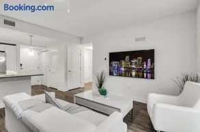 Comfort and Convenience 2BR Unit with Free Parking - Image 4