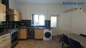 Cosy Hideaway with Hot Tub - Image 2