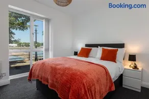 Waterfront 2 Bed Apartment - Free Parking & Wi-Fi - Image 2