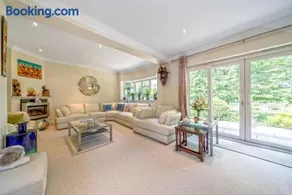 Serene spacious room (double) in gorgeous bungalow on river near Thorpe park and Holloway University Egham - Image 2