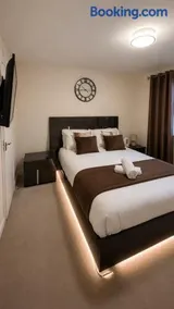 Elegant 4 Bedroom House Sleeps 8 Private Garden - Image 4