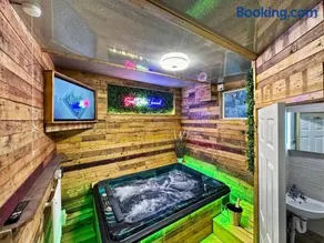 Kinky Kabin w Hot Tub, Sauna and Rooftop Garden - Image 1